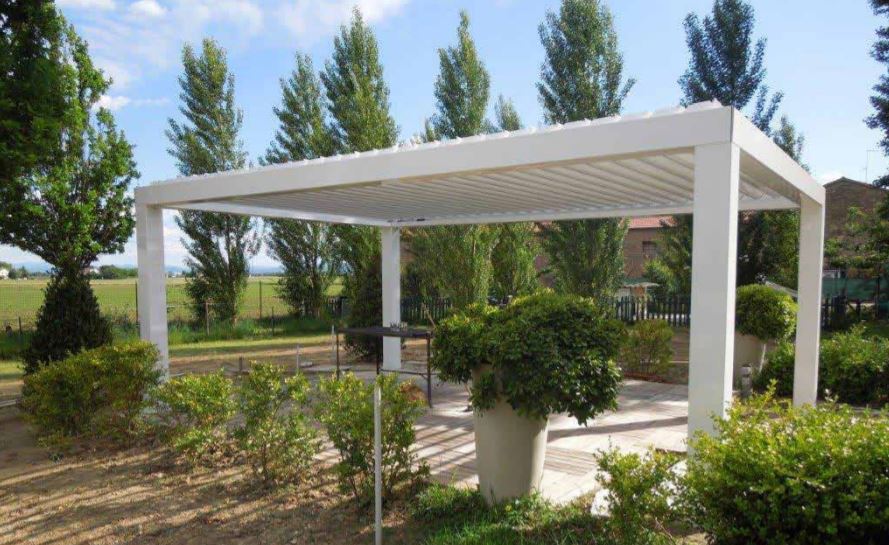 PERGOLA BIOCLIMATICA A LAMELLE ORIENTABILI AUTOPORTANTE PERGOKLIMA R600